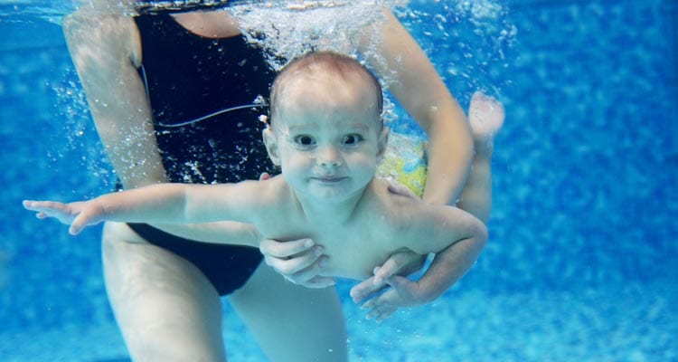 Nauka pływania dla niemowlaków