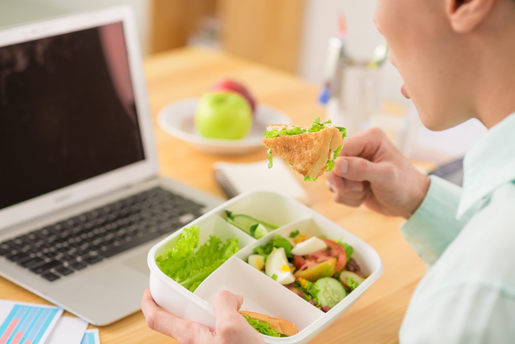 jedzenie w pracy - zadbaj o zdrowe jelita