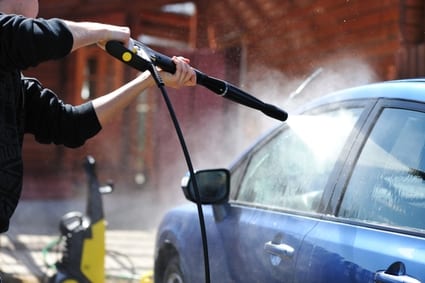 Wygodne mycie auta myjką ciśnieniową