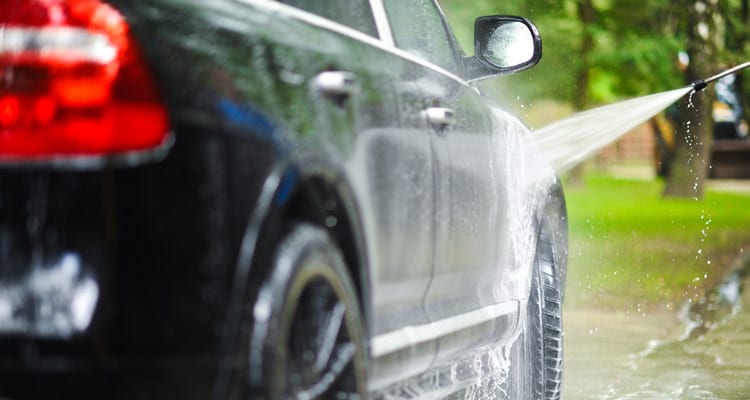 Dzięki myjce ciśnieniowej dokładnie umyjesz swój samochód