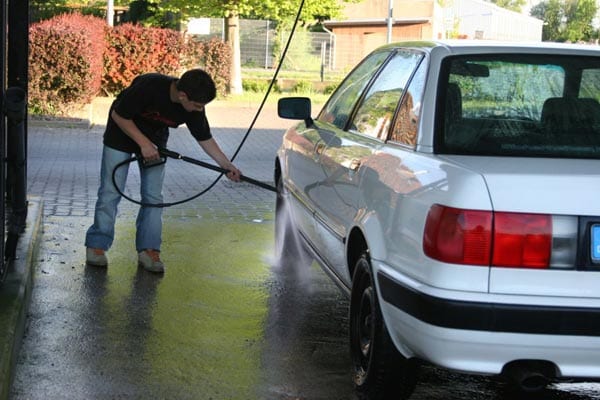 Zastosowanie myjek ciśnieniowych w myjniach samochodowych