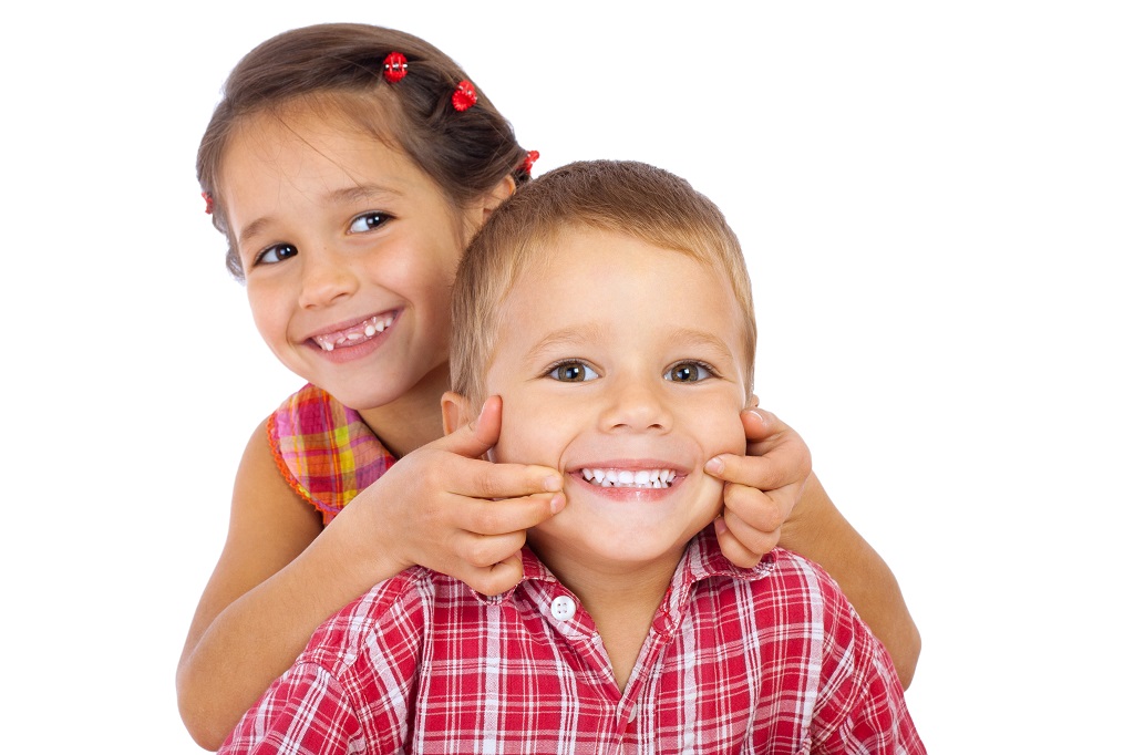 Zadowolone dzieci po opuszczeniu gabinetu stomatologii dziecięcej