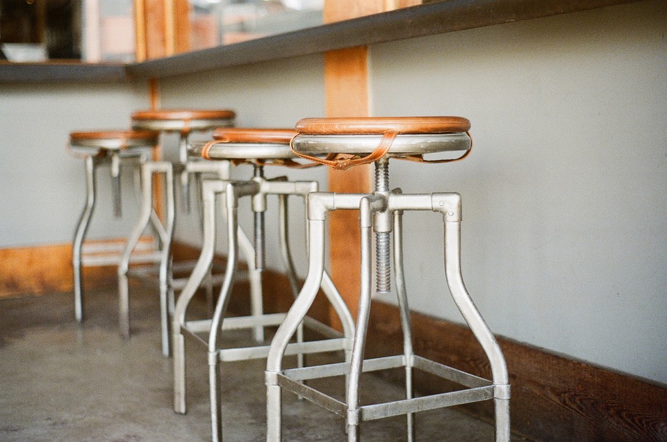 Hokery – nowoczesne krzesła, które zmieniają obraz kuchni