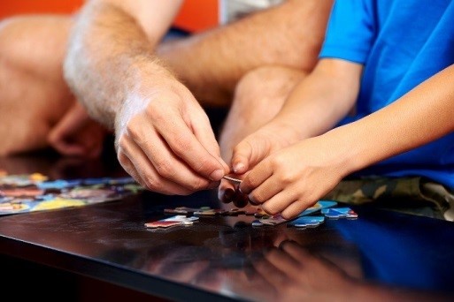 Układanie puzzli – zabawa, która rozwija kreatywność