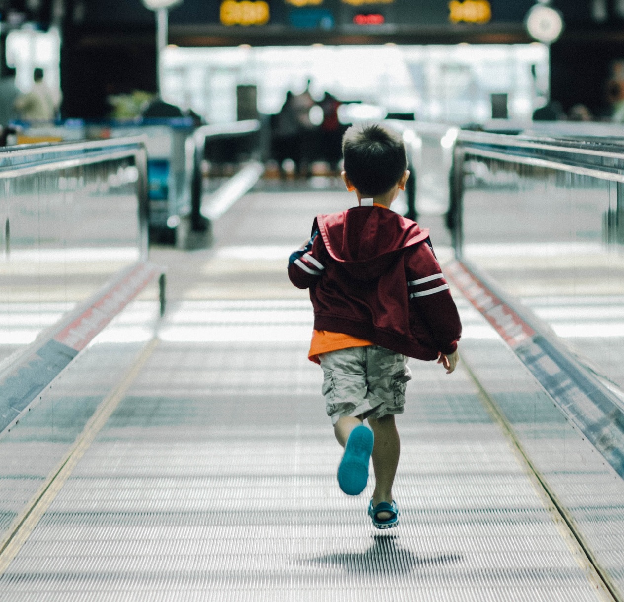 dziecko na lotnisku