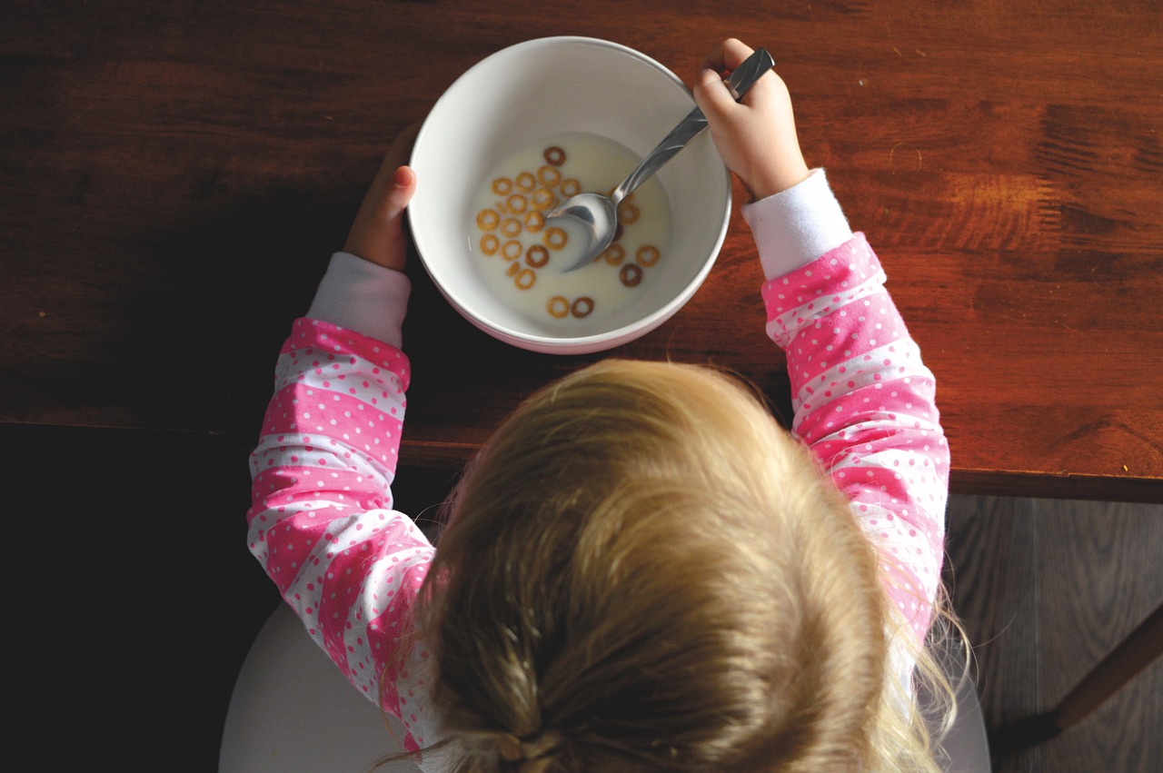 Przykrótkie wędzidełko podjęzykowe a problemy z jedzeniem dzieci