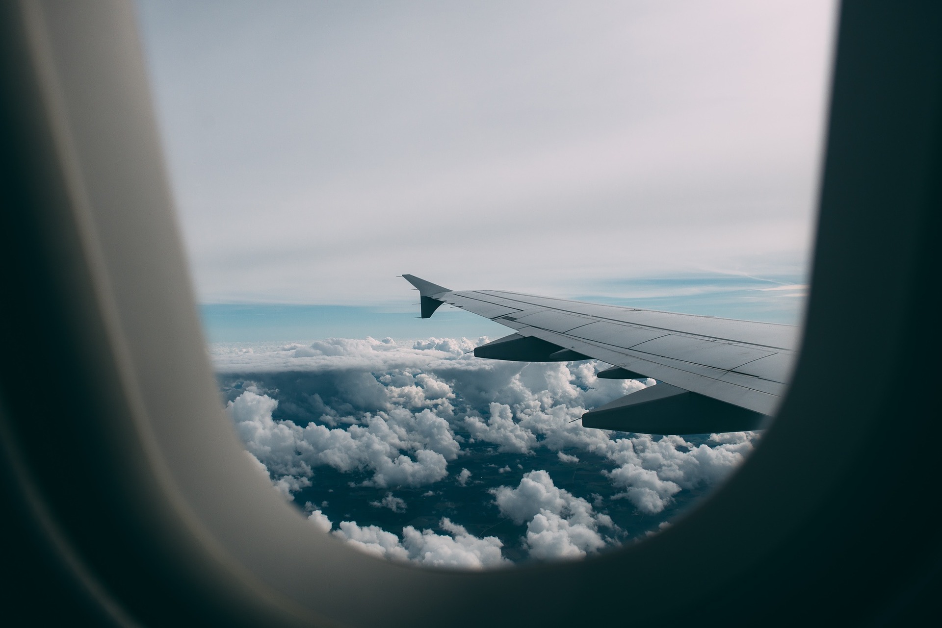 Dlaczego okna w UK otwierają się na zewnątrz, a w samolocie są okrągłe? 5 zaskakujących faktów o oknach