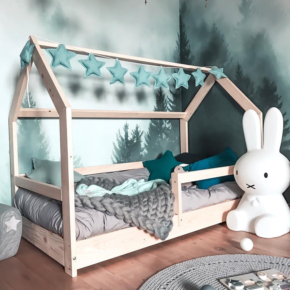 Łóżko domek i baśniowe krzesełka do pokoju dziecięcego – odkryj nowe wzory mebli dziecięcych, które zachwycą Twojego malucha