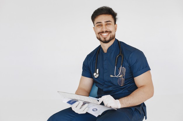 miedzynarodowy-student-medycyny-mezczyzna-w-niebieskim-mundurze-lekarz-ze-stetoskopem--