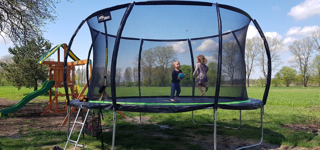 trampolina-ogrodowa-z-siatka-1107x520.jpg