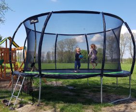 trampolina-ogrodowa-z-siatka