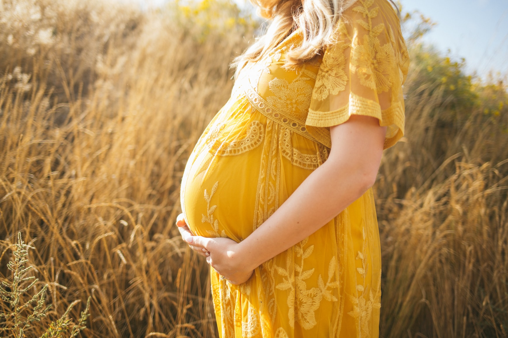 Gwiazdy w ciąży – sprawdzone tricki na modne i wygodne stylizacje