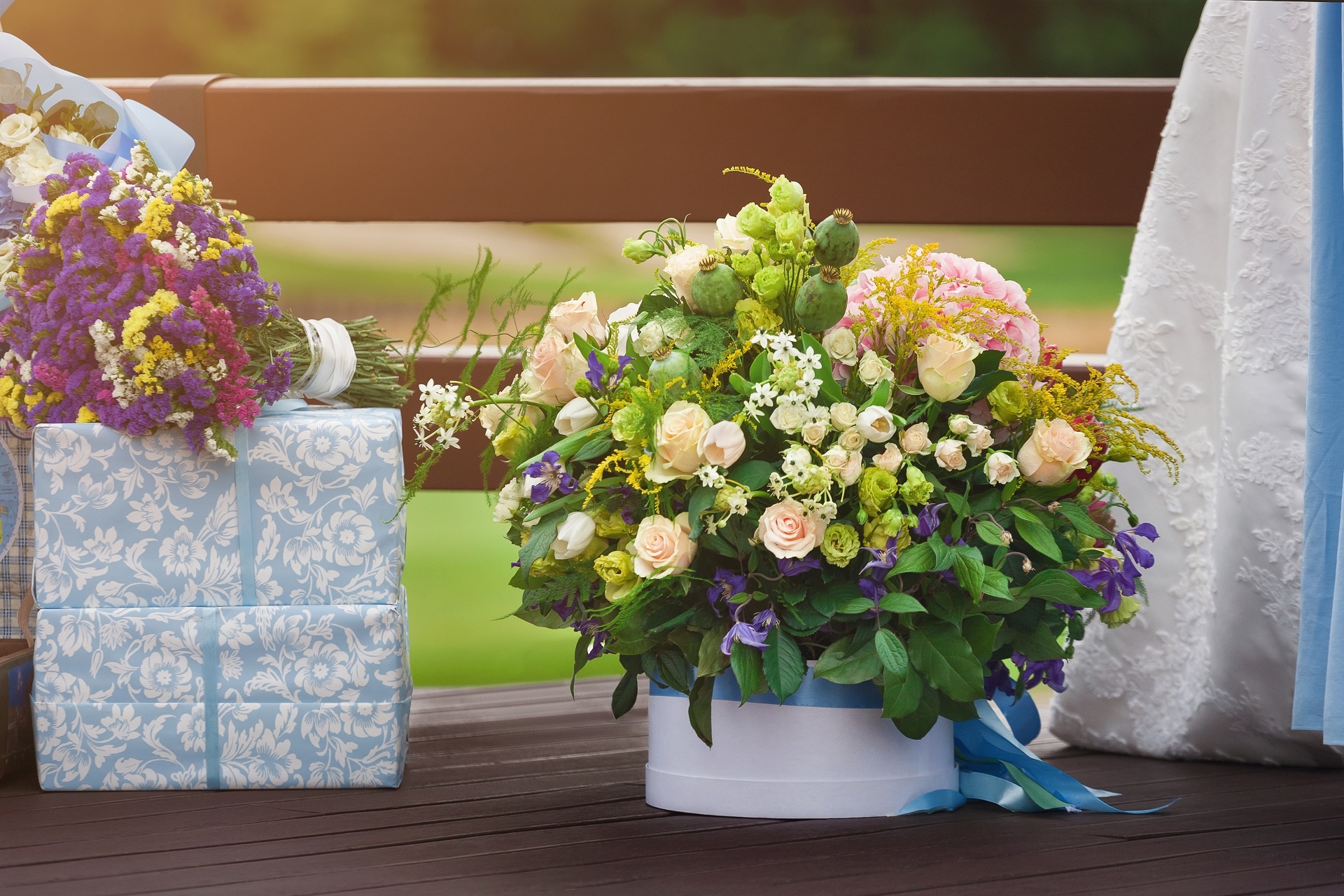 beautiful-bouquet-next-to-wedding-gifts-outdoors-------utc