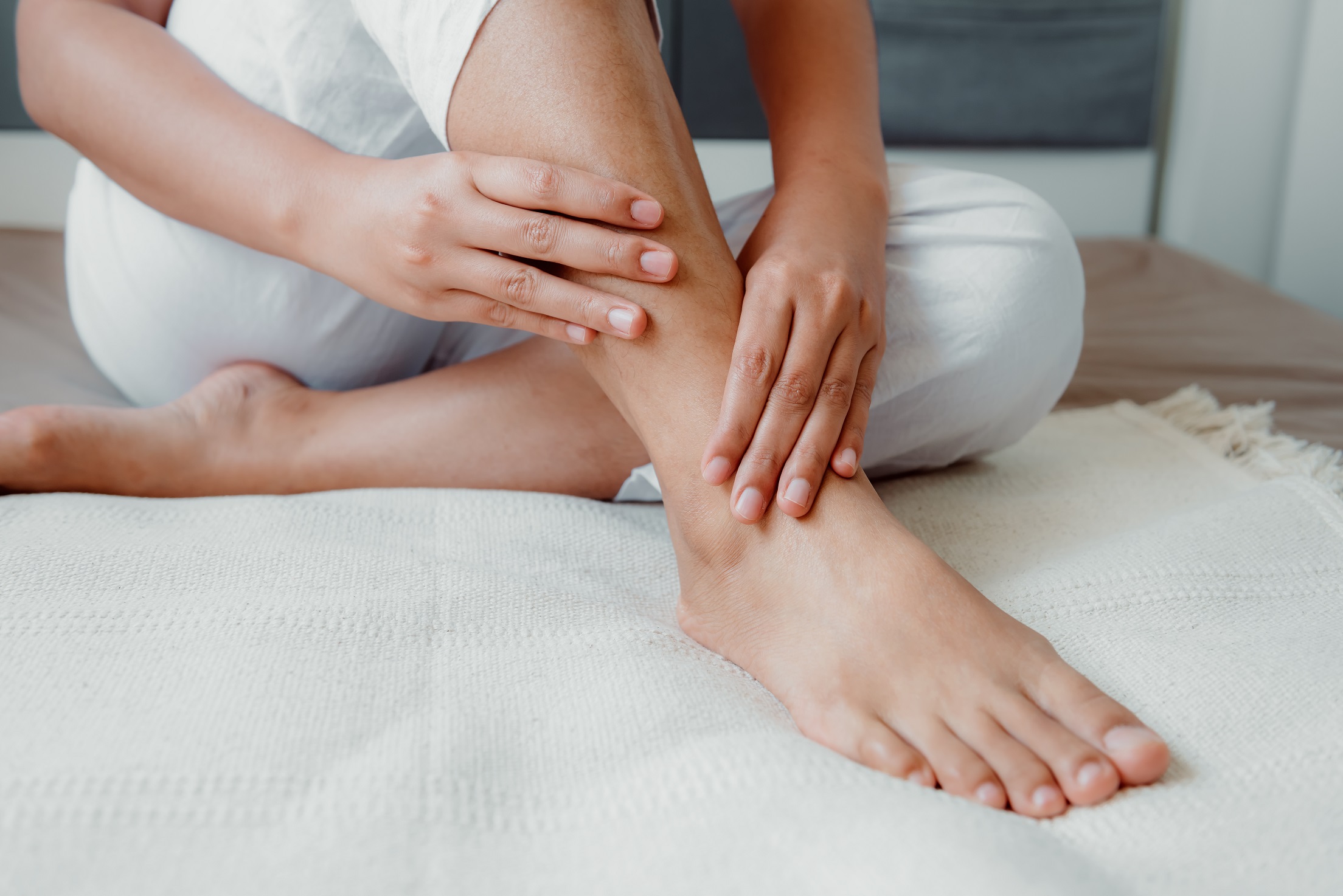 Opuchnięte kostki nóg – skąd się biorą?