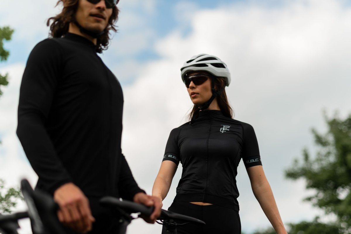 Koszulki rowerowe damskie – komfort i styl na twojej trasie