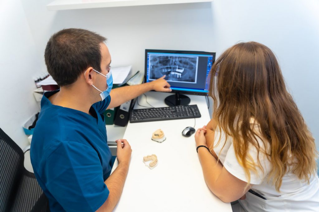 Denat Rrmoku Ile kosztuje implant zęba? Cena implantów w 2022 roku - Together Magazyn