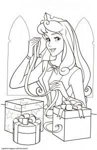 Świąteczne kolorowanki - pobierz za darmo i wydrukuj księżniczkę Aurorę pakującą świąteczne prezenty