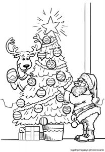 Kolorowanki świąteczne - wydrukuj za darmo i pokoloruj Świętego Mikołaja ubierającego choinkę z reniferem!