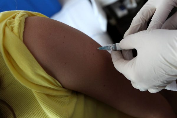 Pielêgniarka szczepi uczennicę Gimnazjum przeciwko wirusowi HPV