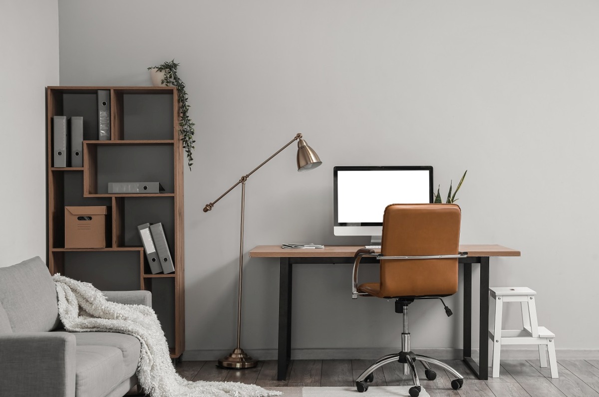 Lampa biurkowa do gabinetu, biura, czy sypialni – wszystko, co musisz wiedzieć