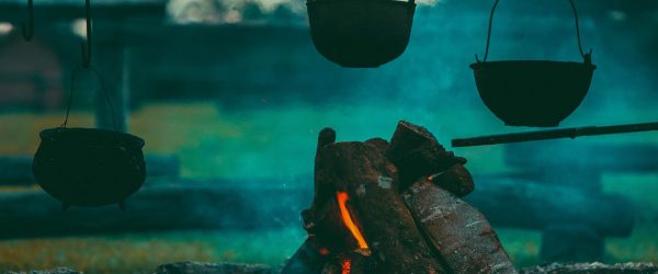 kociołek żeliwny na ognisko - wyjaśniamy jak dbać o niego