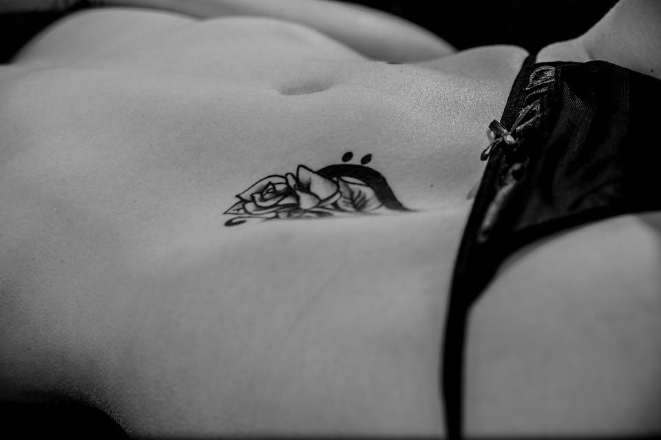 stringi czarne na seksownej modelce z tatuażem