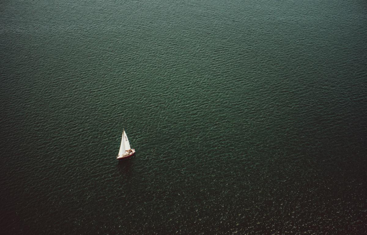 zdjęcie lotnicze małej łódki żaglowej na wodzie