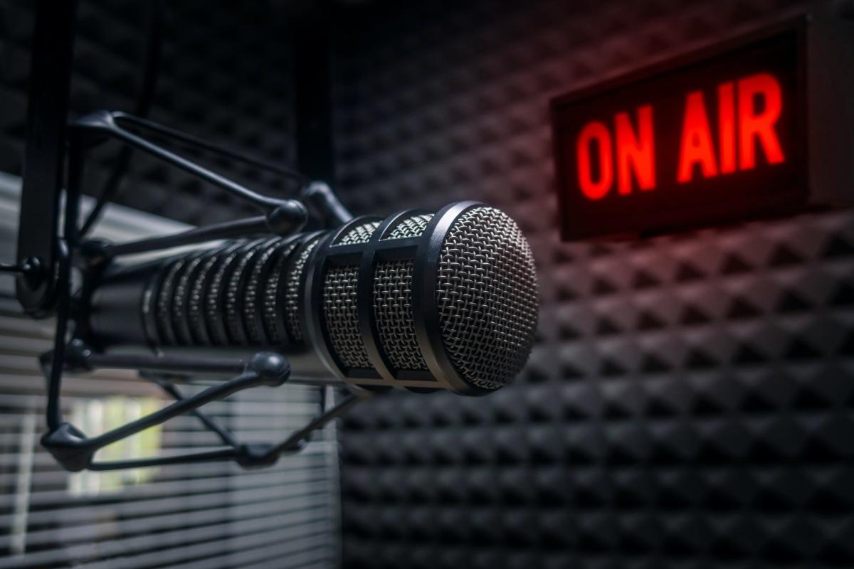 studio radiowe i mikrofon - polskie radio
