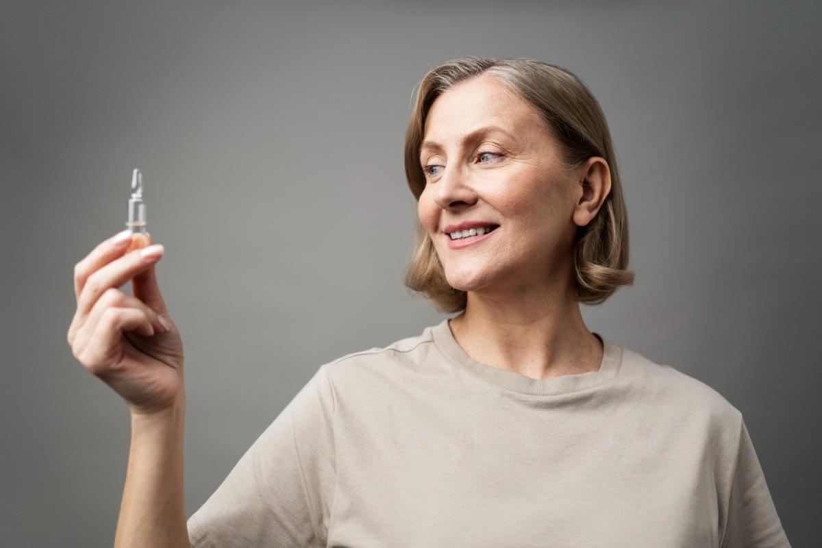 serum przeciwzmarszczkowe - zadowolona kobieta w wieku 50 lat