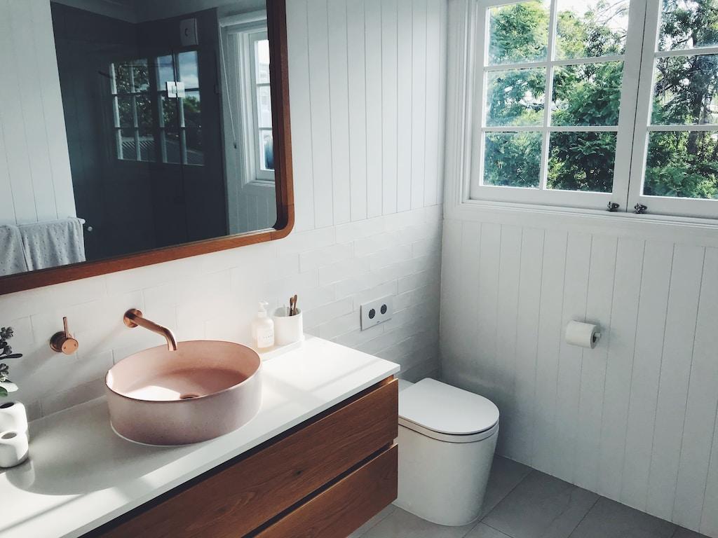 Organizacja przestrzeni w małej łazience – zobacz jak oszczędzić miejsce!