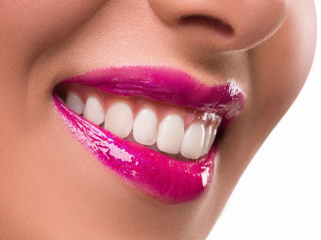 uśmiechnięte usta kobiety skorygowane operacyjnie