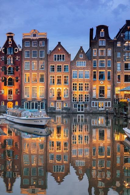 piękna starówka nad kanałem w Holandii
