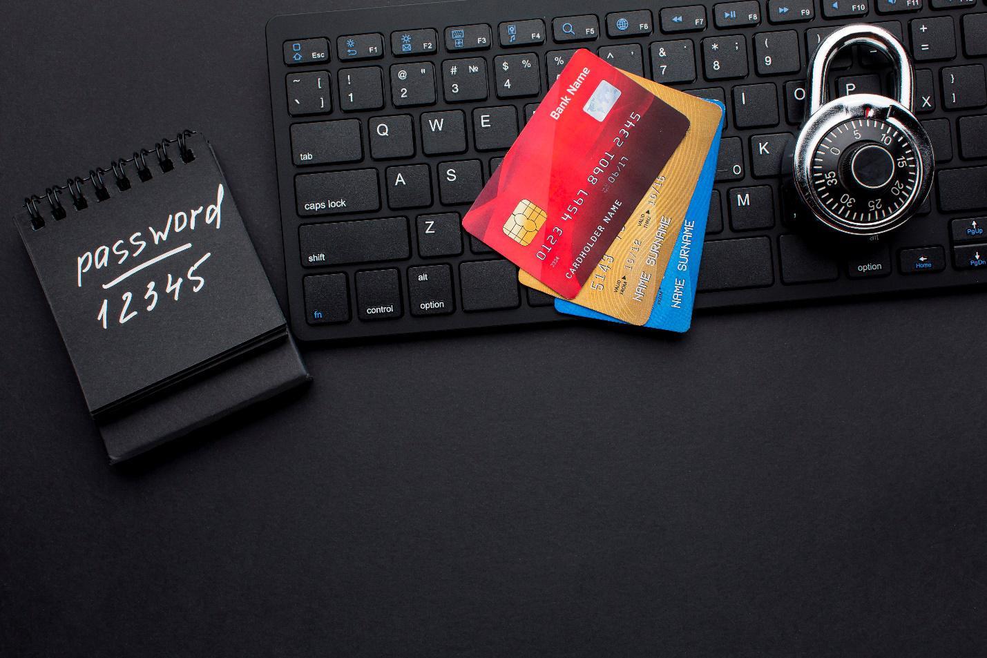 klawiatura karty kredytowe i kłódka