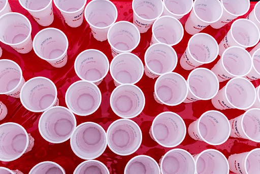 plastikowe kubki na czerwonym tle