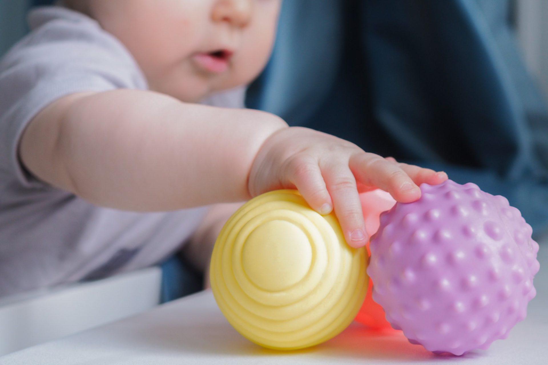 Jak wybierać zabawki sensoryczne dla niemowląt?