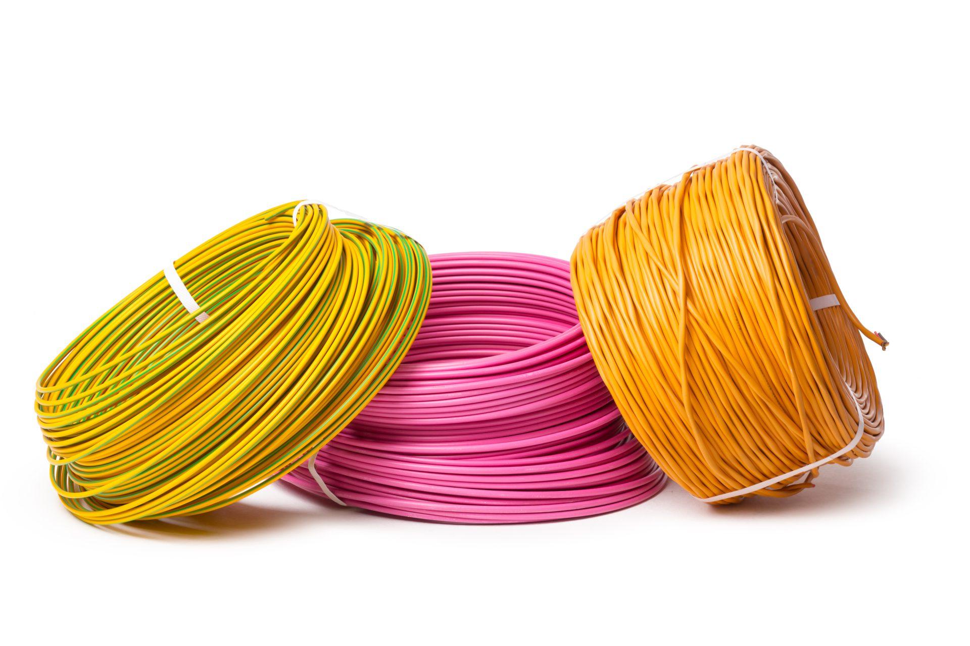 zwoje kabli w różnych kolorach
