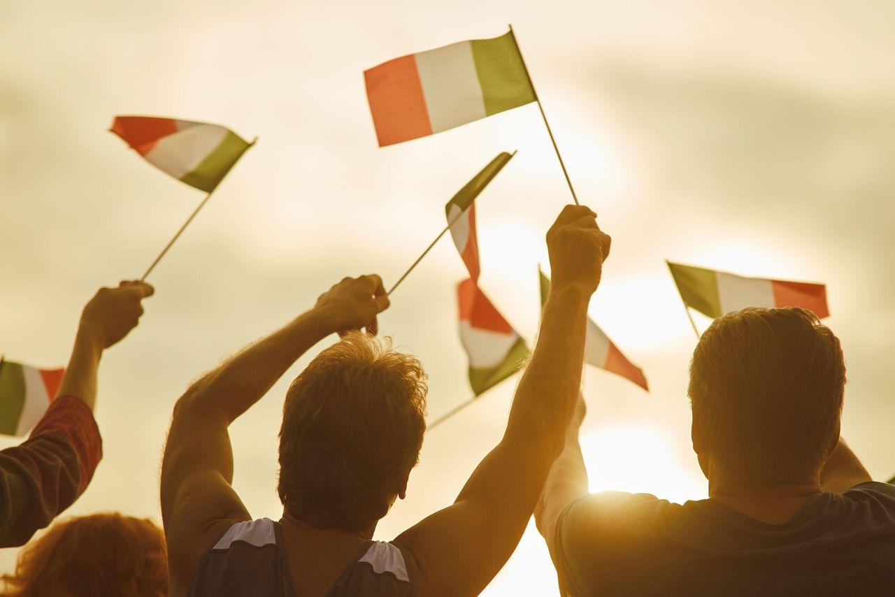 młodzi ludzie z flagą Włoch