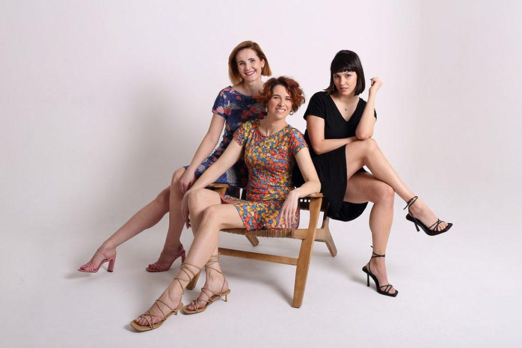 trzy kobiety siedzą na krzesłach