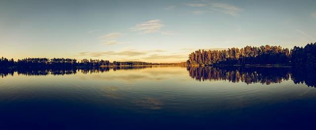 mazury - jezioro i las o zachodzie słońca