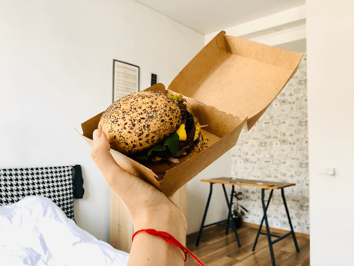 jedzenie w opakowaniu jednorazowym - hamburger