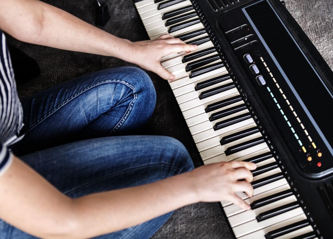 osoba grająca na keyboardzie - widok rąk