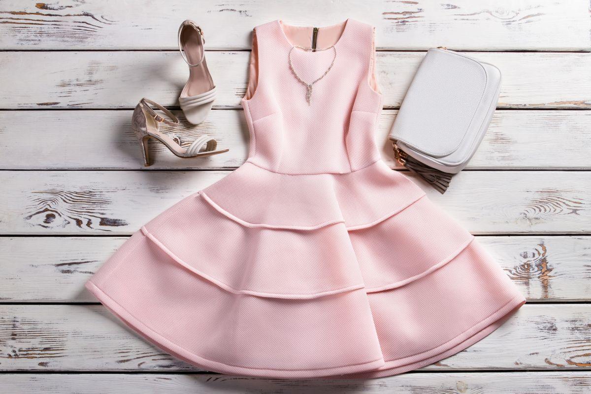 Różowa sukienka weselna
