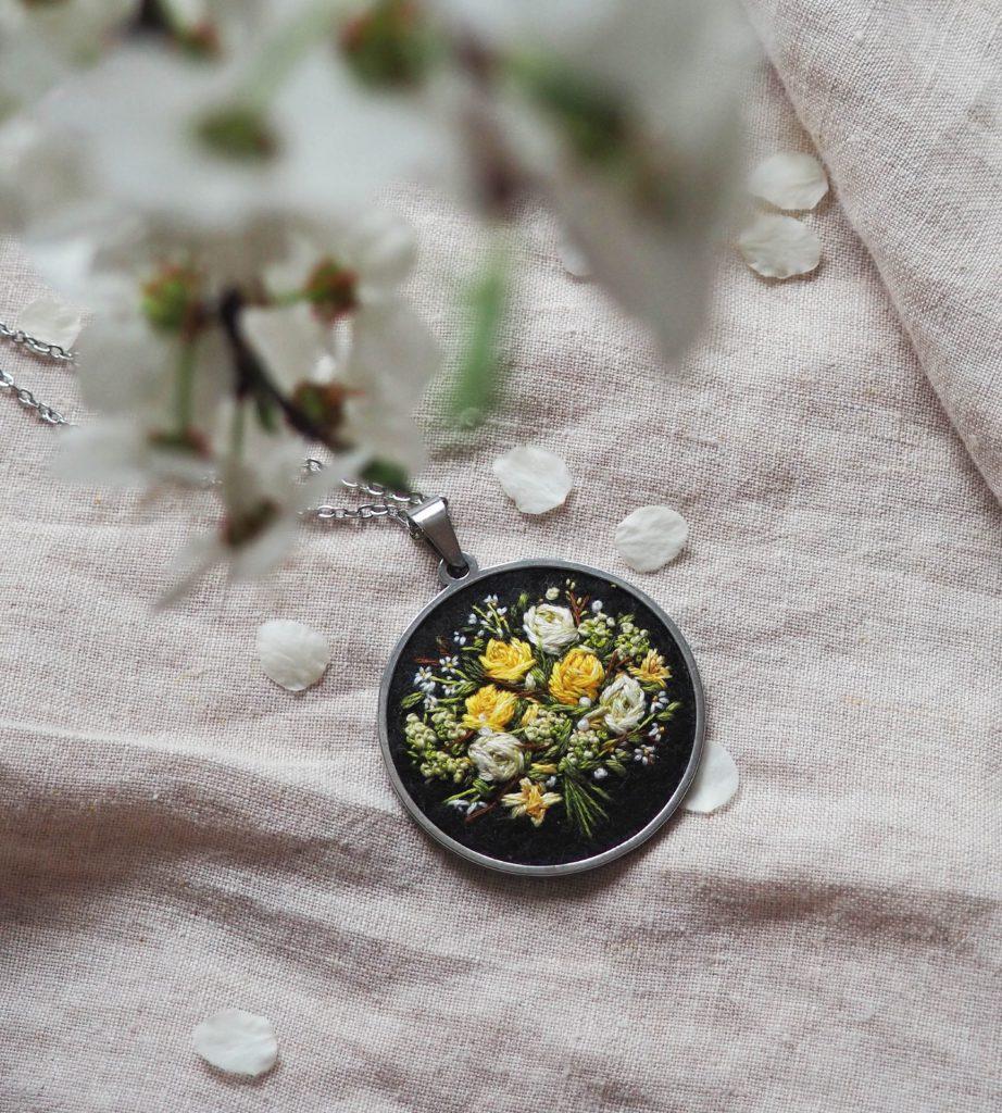 haftowany naszyjnik z bukietem kwiatów