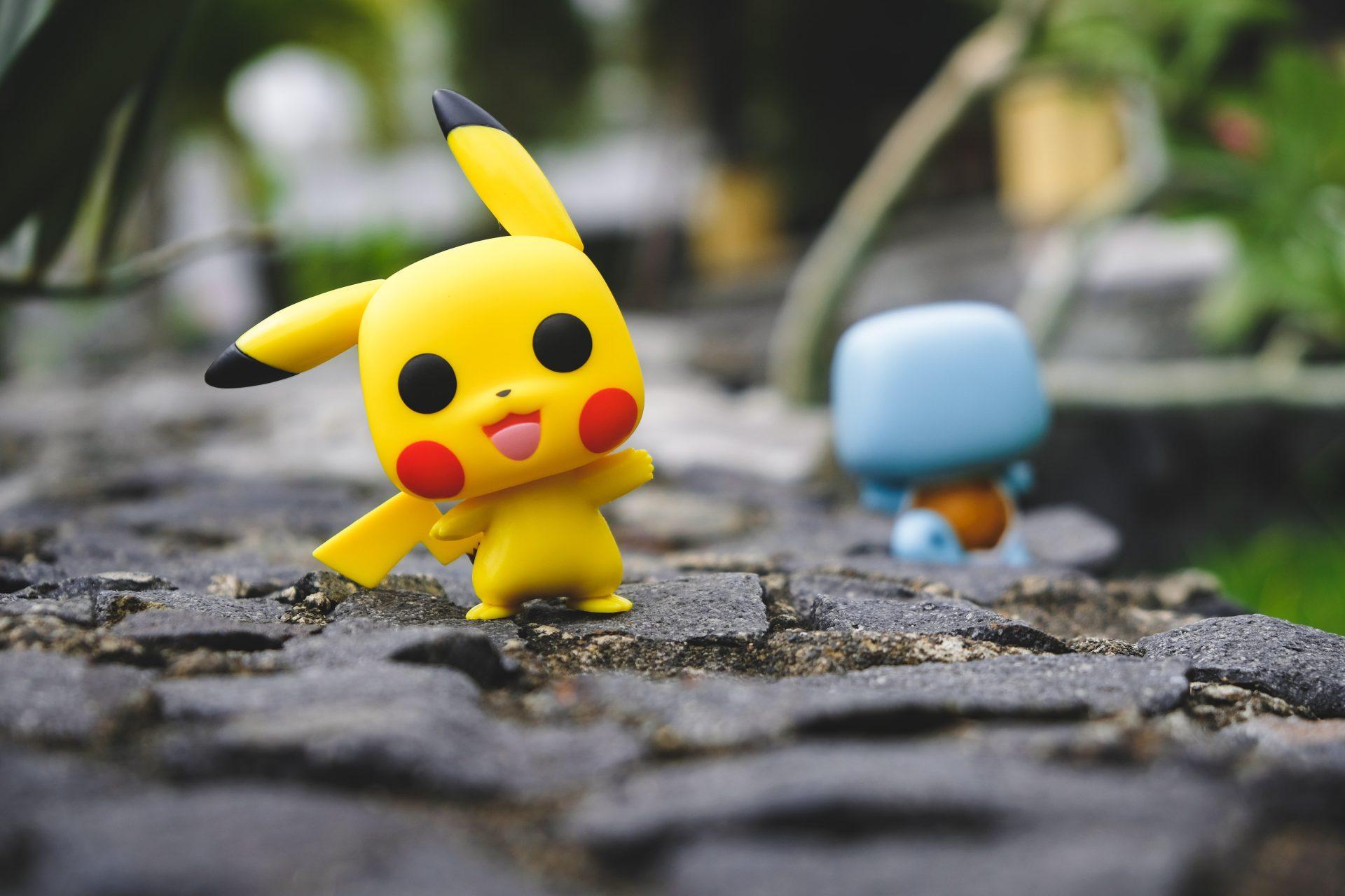 manga - figurka pikachu na brukowanej ulicy