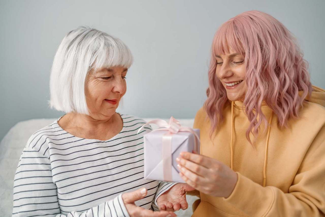 podarunek dla bliskiej osoby - jedna kobieta daje drugiej prezent