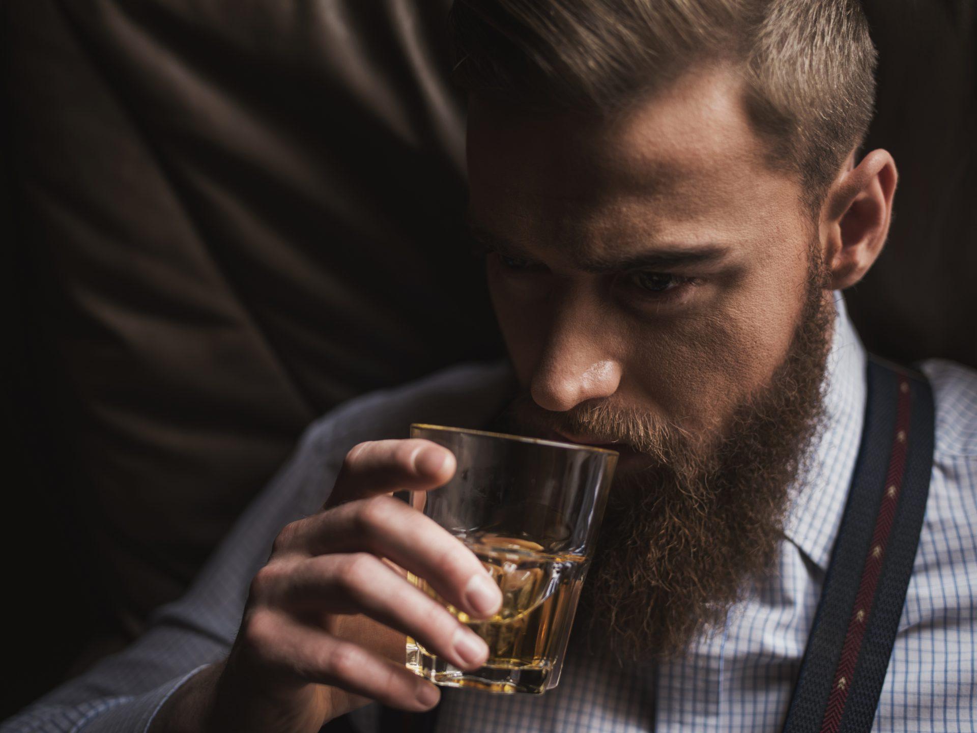 Jak nie pić whisky – tych błędów nie wolno popełniać!