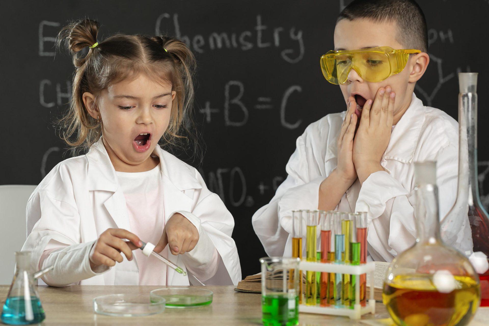 dzieci w laboratorium chemicznym