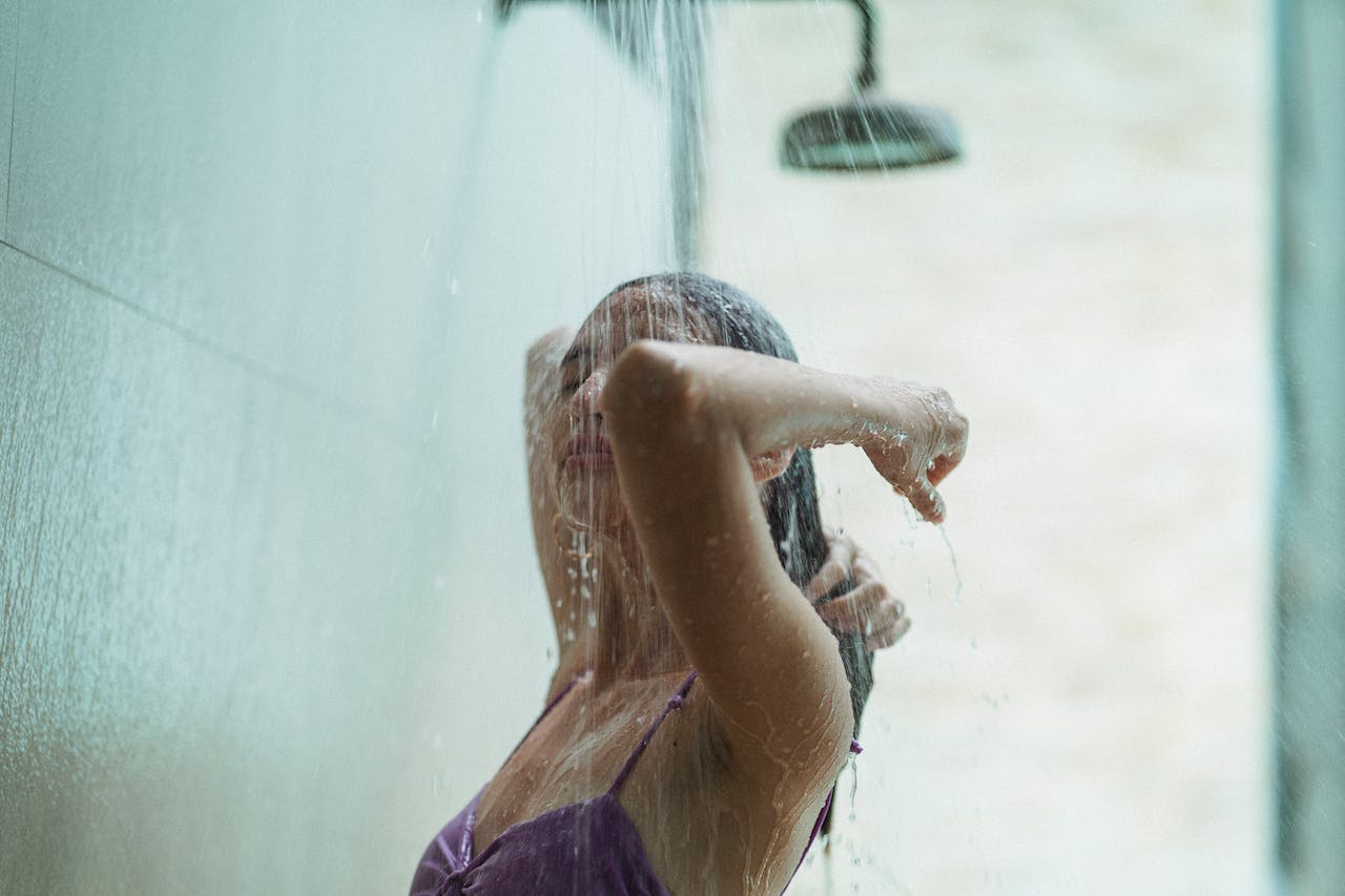 dziewczyna pod prysznicem