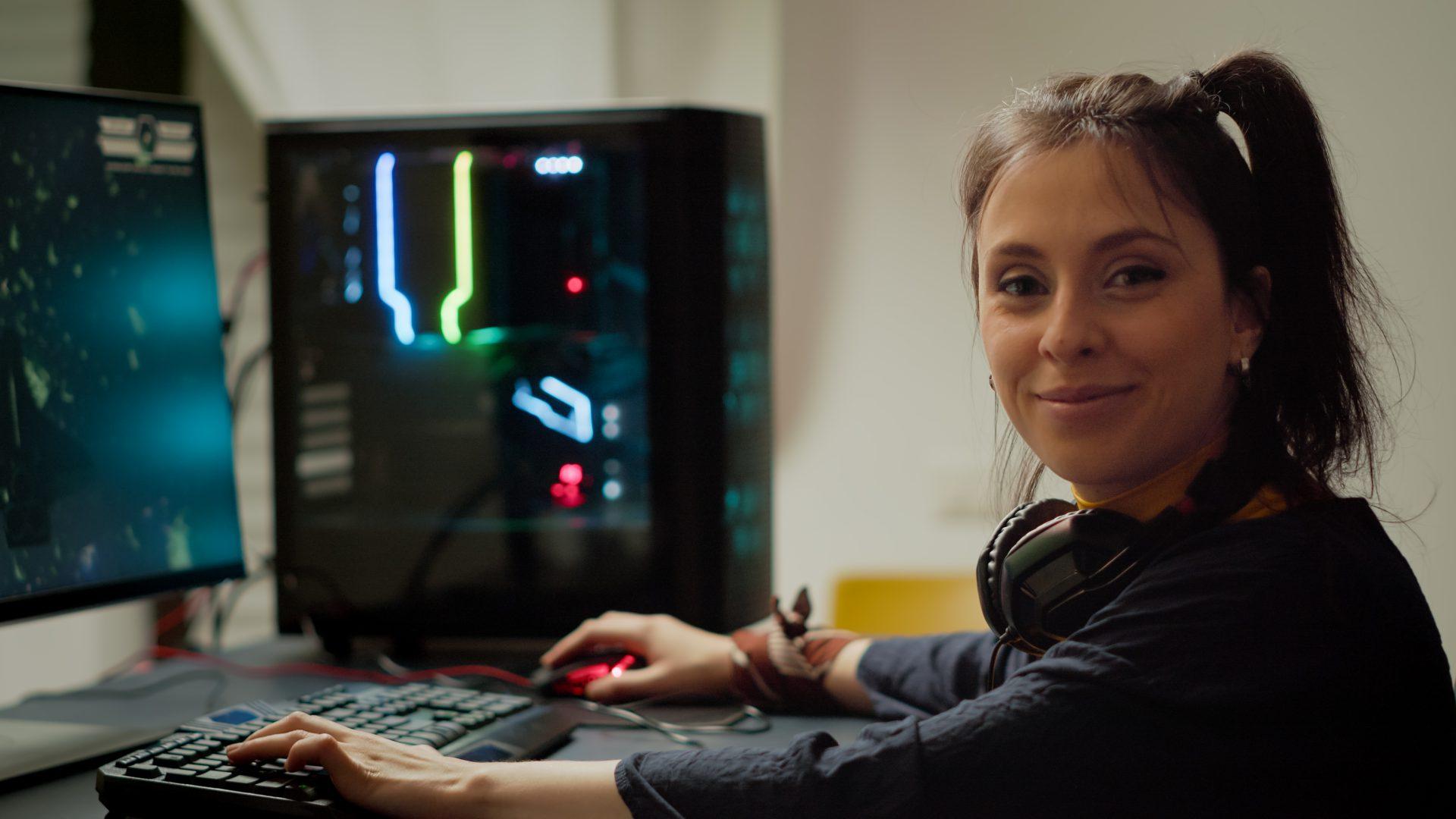 dziewczyna grająca w gry na komputerze