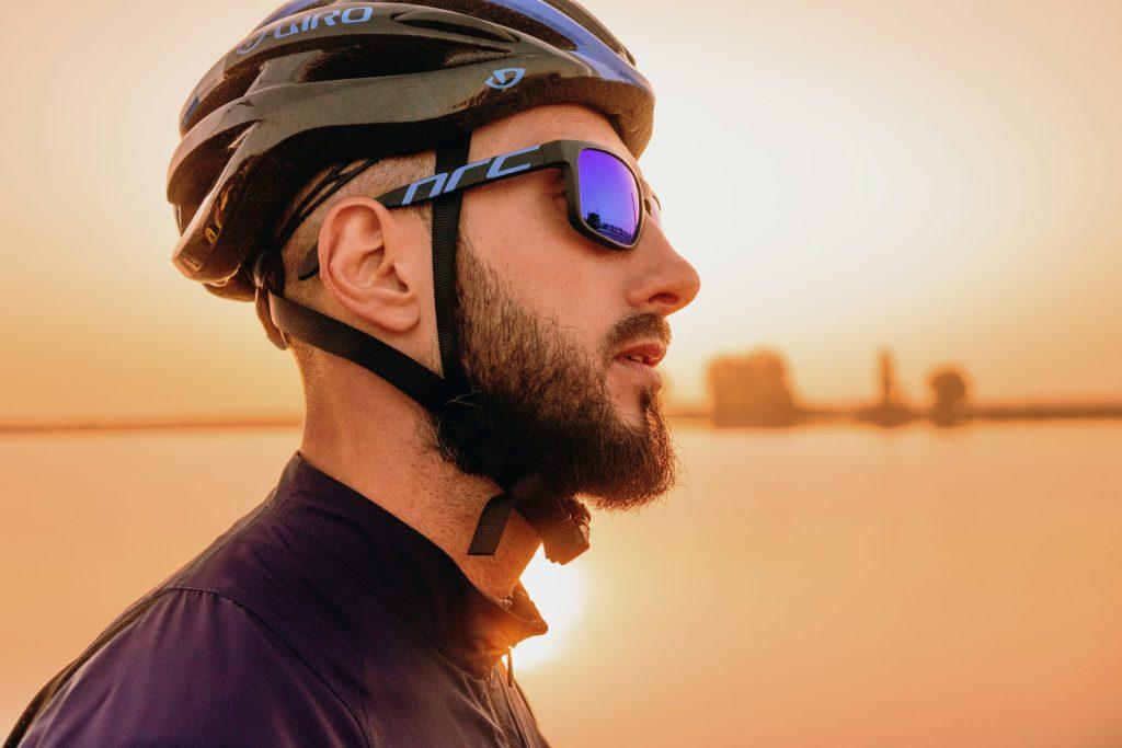 rowerzysta w kasku o zachodzie słońca
